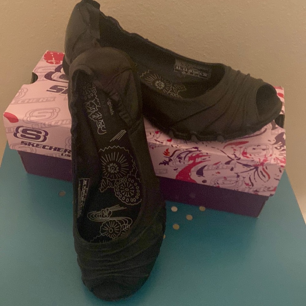 Skechers peep-toe leather flats